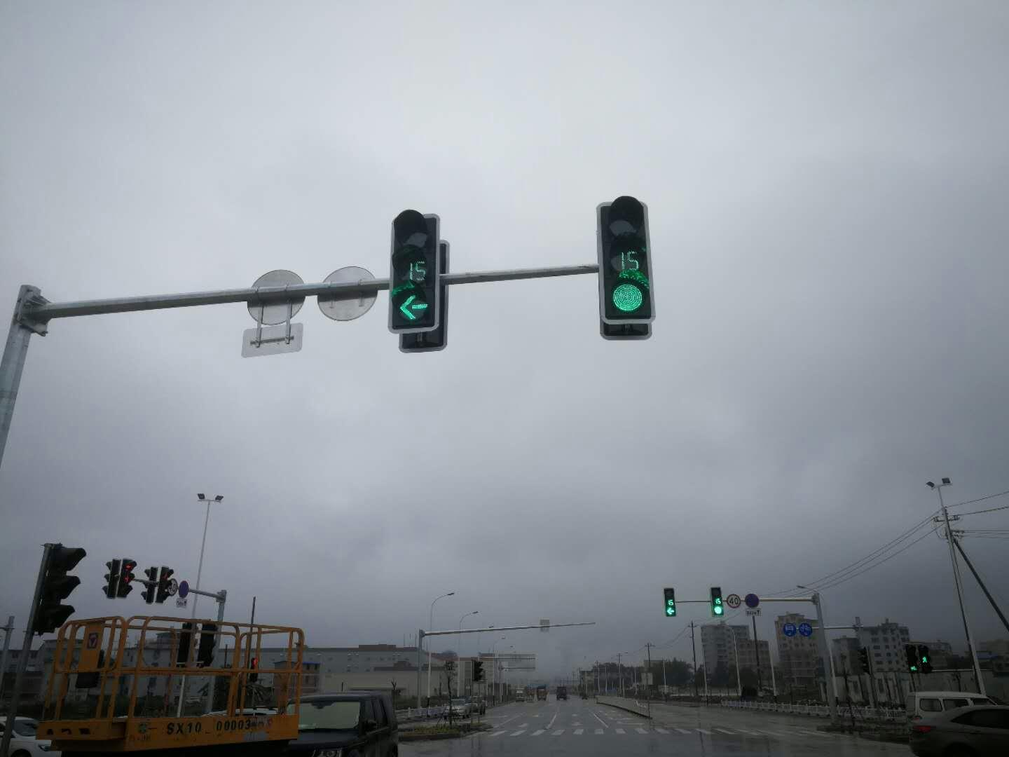 福建泉州市交通紅綠燈，交通信號(hào)燈控制機(jī)安裝案例